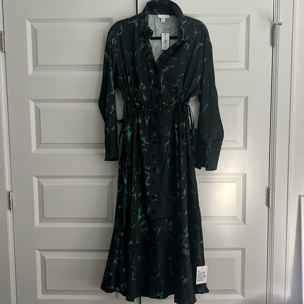 Top ship NWT black and green dress that cinches above the natural waist. Sz US 8